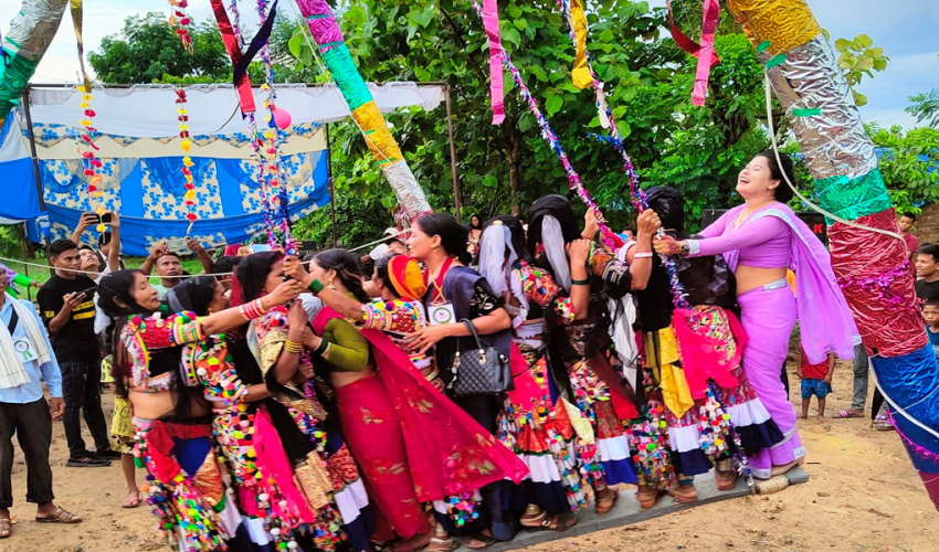 You are currently viewing राना थारु समुदाय तिज पर्व मनाउँदै