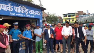 Read more about the article सुदूरपश्चिम क्षेत्रका डिआइजी विक आफैं सार्वजनिक यातायातको चेकजाँचमा