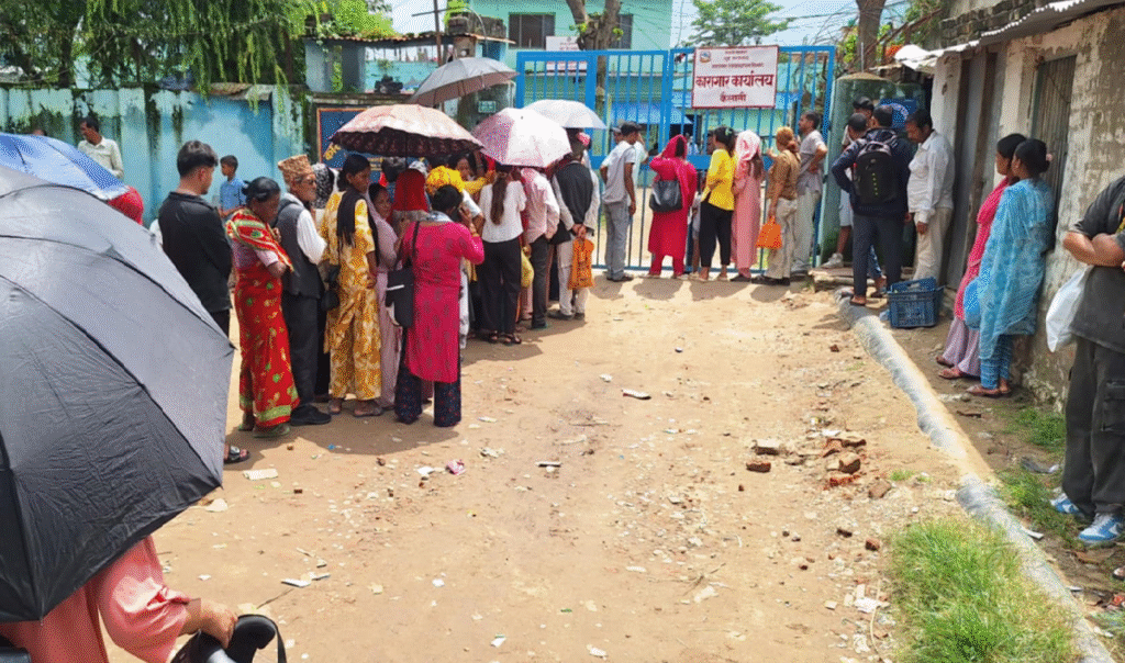 You are currently viewing कैलाली कारागार घटना पछि कैदी भेट्न आउने आफन्तको भीडःभेटघाट प्रक्रियामा कडाइ