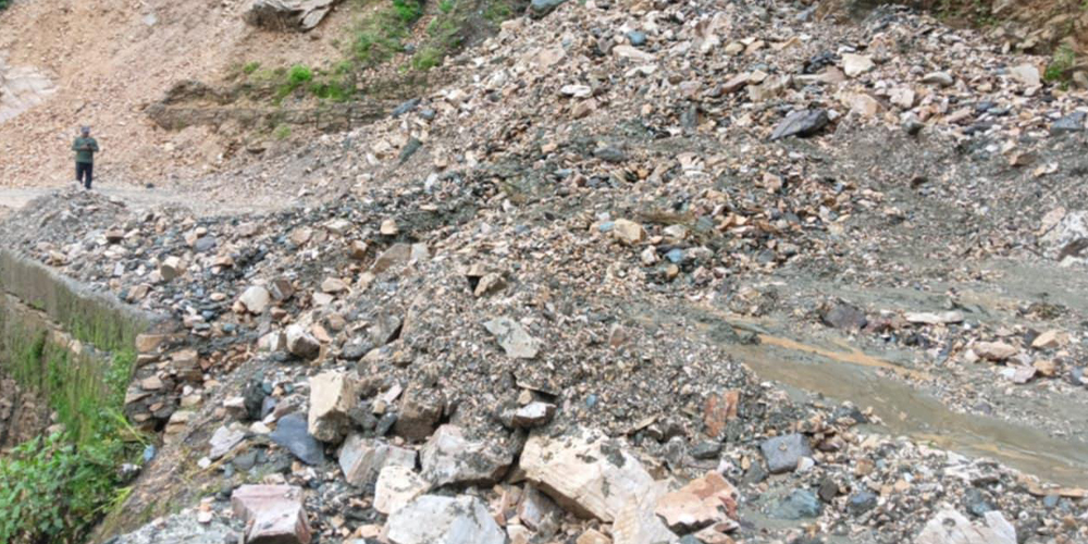 You are currently viewing पहिरोका कारण खलङ्गा–गोकुलेश्वर खण्ड अवरुद्ध