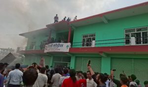 Read more about the article धनगढीमा आन्दोलन चर्किँदै, पार्टी कार्यालयमा आगजनी